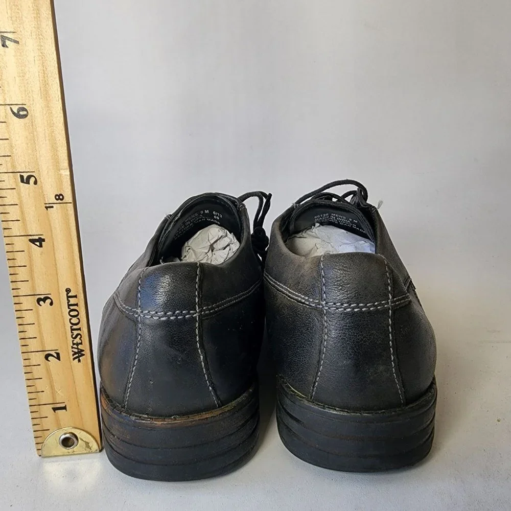 Clarks men Oxfords Size 9